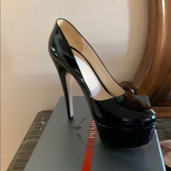 Prada heels - Picture 1 of 4
